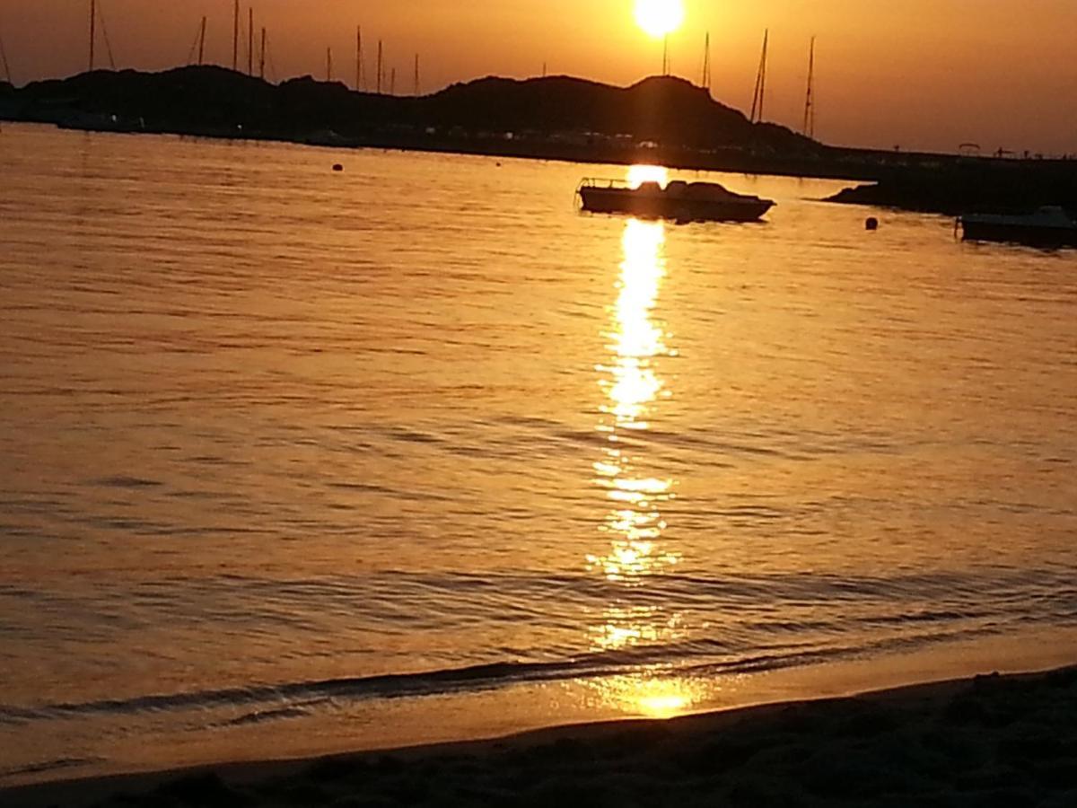 Appartamento Fronte mare attico indipendente ed esclusivo con terrazza panoramica Isola Rossa Esterno foto