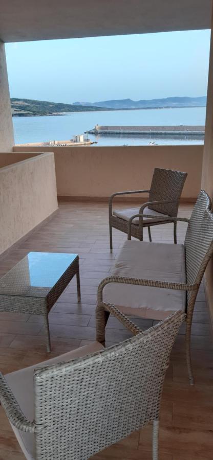 Appartamento Fronte mare attico indipendente ed esclusivo con terrazza panoramica Isola Rossa Esterno foto