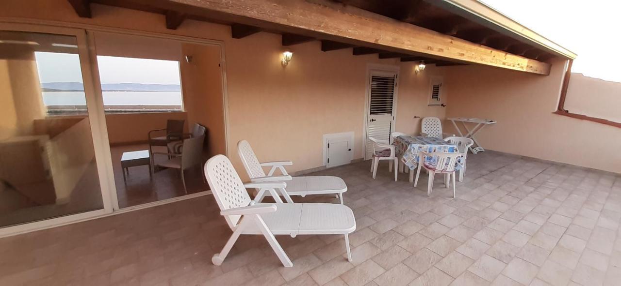 Appartamento Fronte mare attico indipendente ed esclusivo con terrazza panoramica Isola Rossa Esterno foto