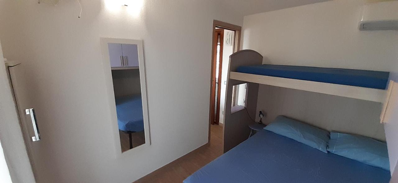Appartamento Fronte mare attico indipendente ed esclusivo con terrazza panoramica Isola Rossa Esterno foto