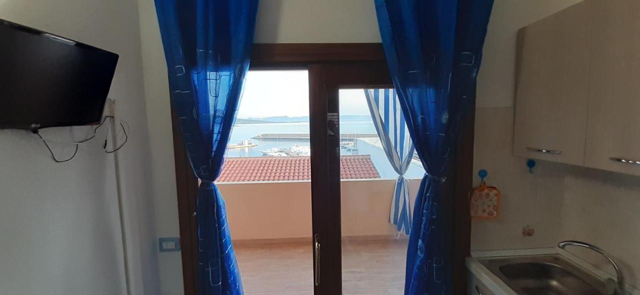Appartamento Fronte mare attico indipendente ed esclusivo con terrazza panoramica Isola Rossa Esterno foto