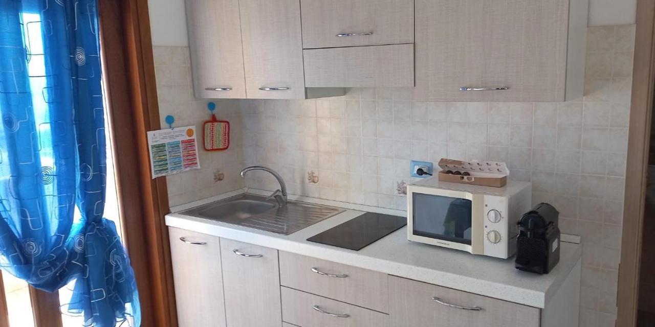 Appartamento Fronte mare attico indipendente ed esclusivo con terrazza panoramica Isola Rossa Esterno foto